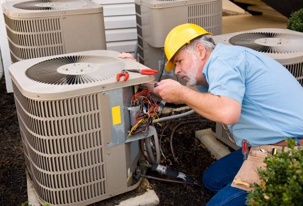 What Top-Rated Air Conditioning Contractors Check During Emergency AC Repairs